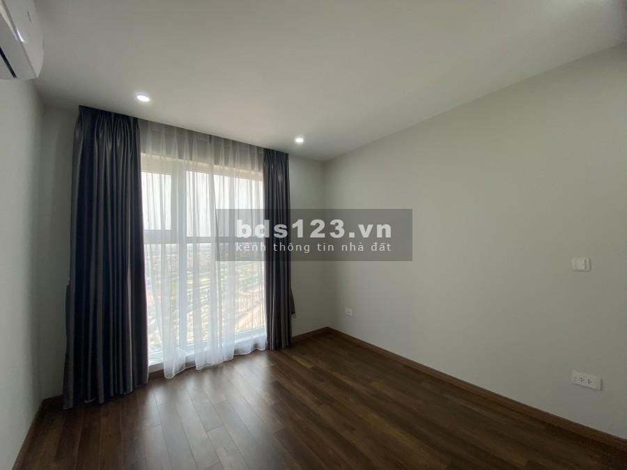 Bán căn hot L5 Ciputra, tầng cao, 117m2, 3 phòng ngủ, 2 phòng vệ sinh, ban công Đông Nam