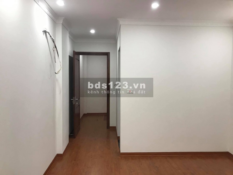Bán nhà đất đường Kim Quan Long Biên, xây mới 5 tầng đúc kiên cố, lhcc