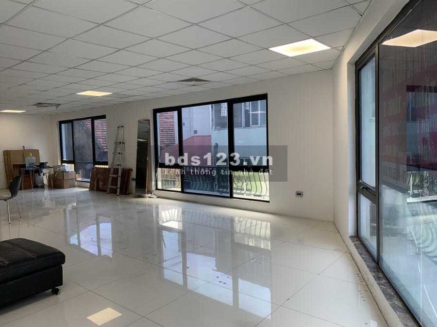 Cho thuê văn phòng phố Vĩnh Hồ, gần ngã tư sở diện tích 120m2, tòa nhà 10 tầng có thang máy, mặt tiền 5m