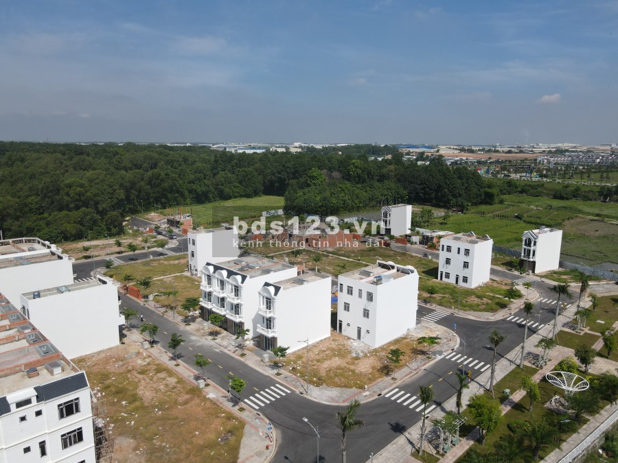 Cần bán đất thích hợp kinh doanh, mở văn phòng trong khu nhà ở Vietsing Phú Chánh