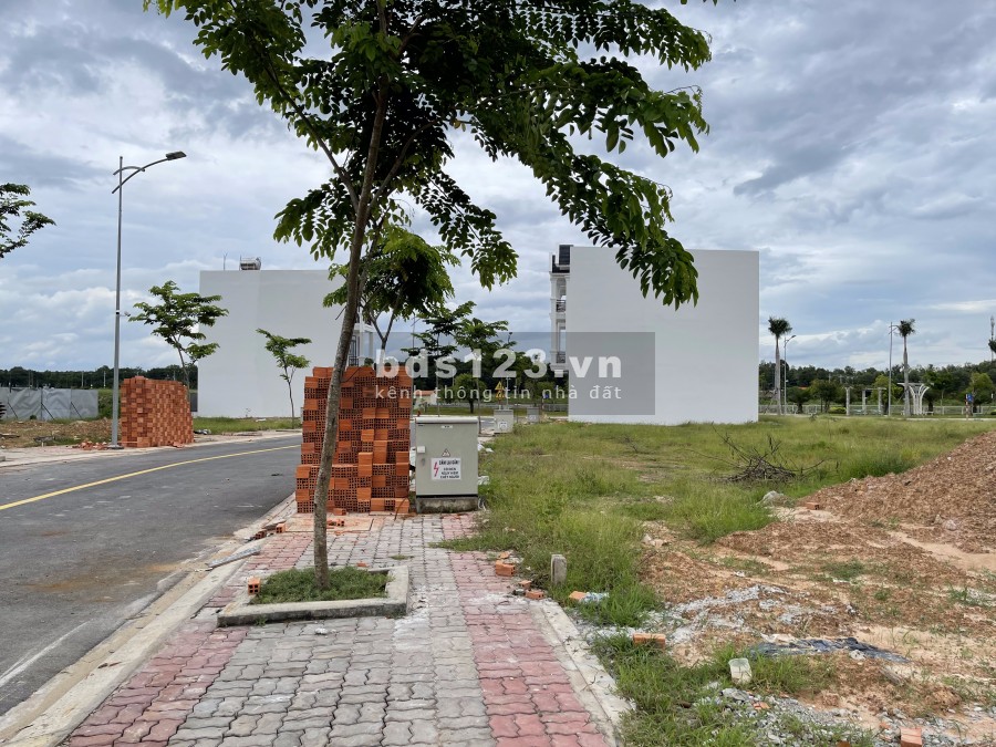 Cần bán đất thích hợp kinh doanh, mở văn phòng trong khu nhà ở Vietsing Phú Chánh