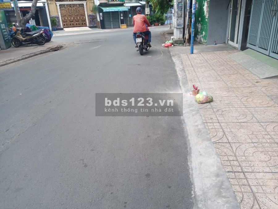 Bán nhà đường Trịnh Đình Trọng,Tân Phú 63m2(8x8) 4 tầng 5 phòng ngủ giá rẻ.