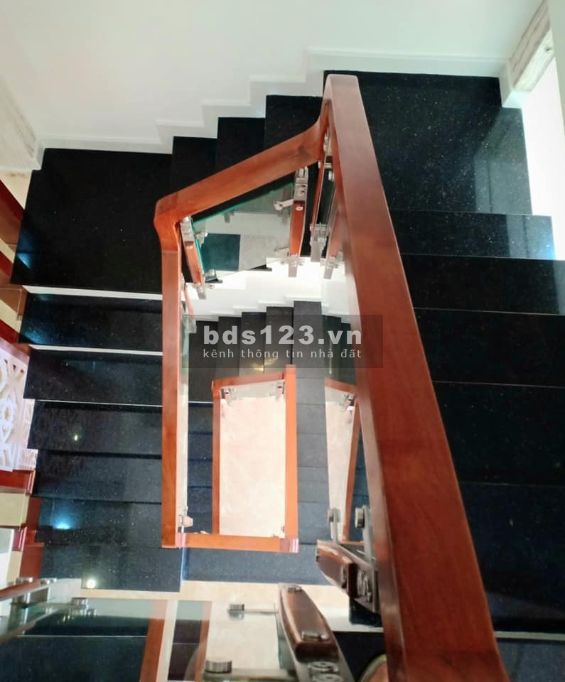 Bán gấp nhà D2 (Nguyễn Gia Trí), Bình Thạnh, HXH thông, DT 80m2.