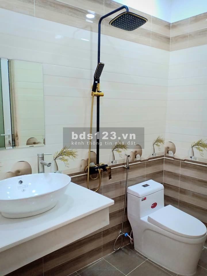 Bán gấp nhà D2 (Nguyễn Gia Trí), Bình Thạnh, HXH thông, DT 80m2.