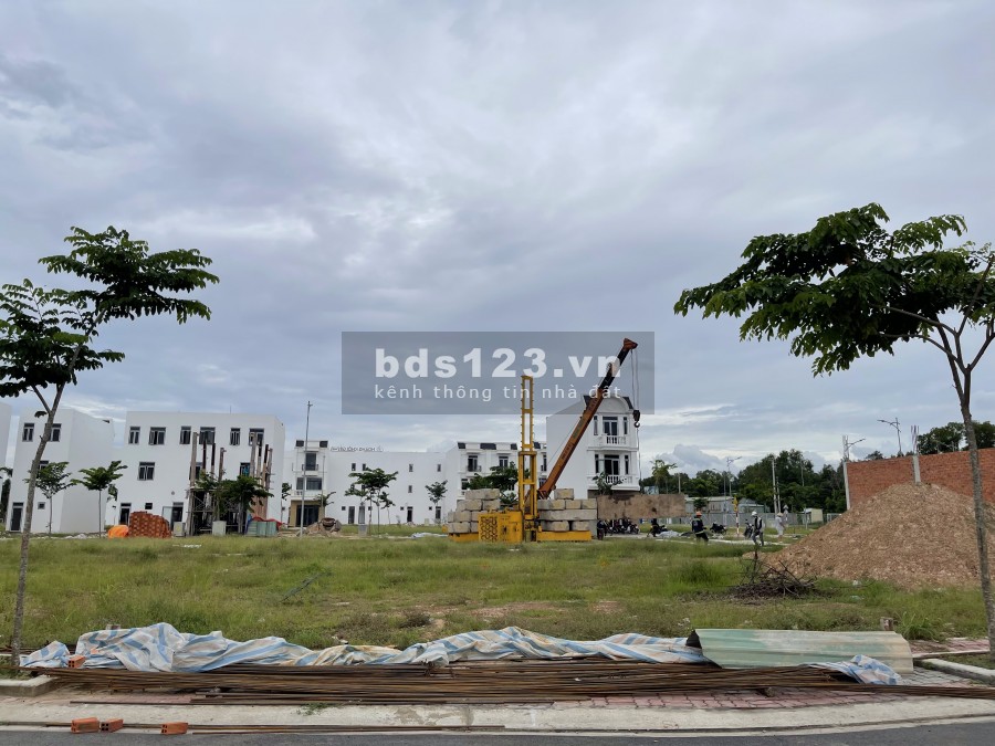 Cần bán đất thích hợp kinh doanh, mở văn phòng trong khu nhà ở Vietsing Phú Chánh