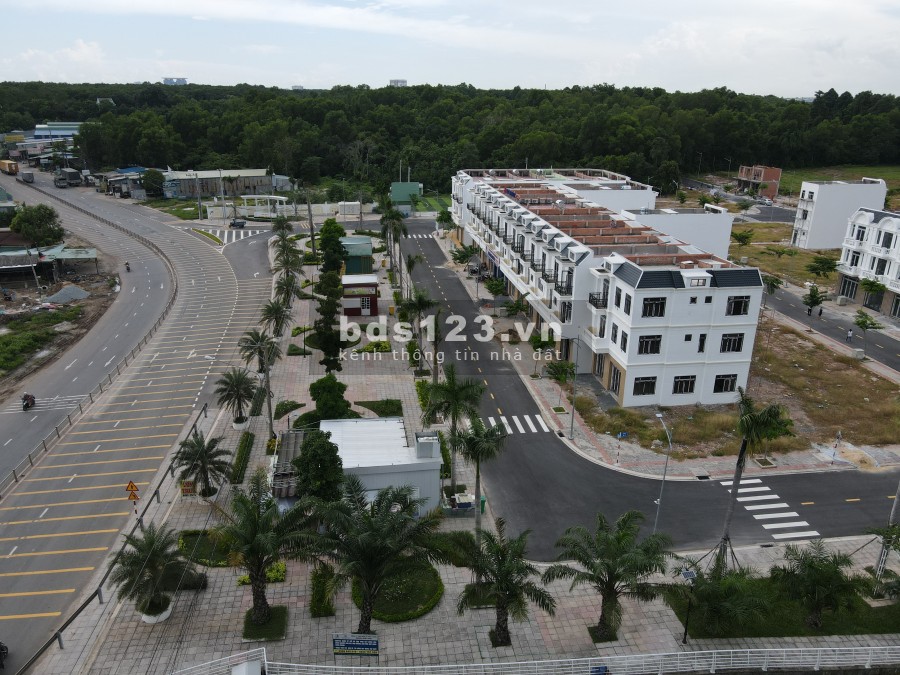 Cần bán đất thích hợp kinh doanh, mở văn phòng trong khu nhà ở Vietsing Phú Chánh