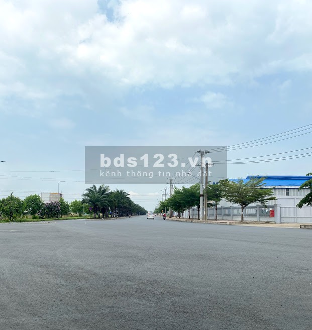Tôi có lô góc 2 MT 168m2 đường lớn sổ sẵn cần bán