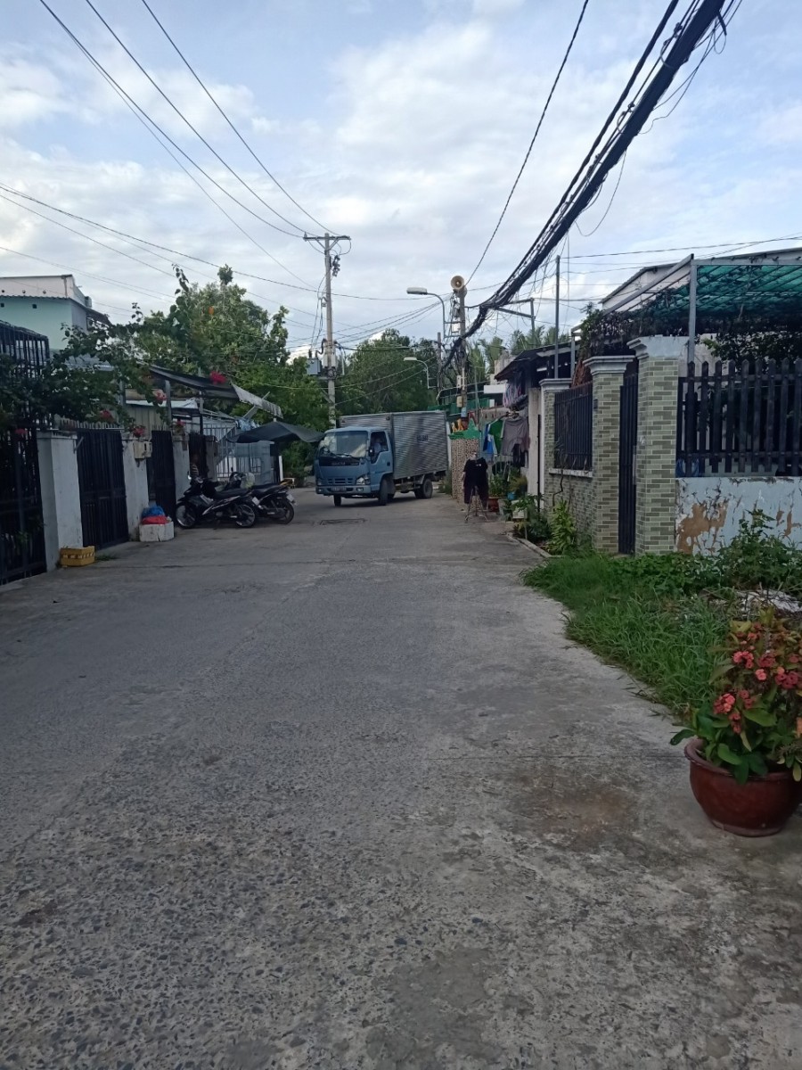 Bán dãy trọ Nhà bè thu nhập 12 triệu/tháng giá bán 5.550 tỷ, khu dân cư đông đúc