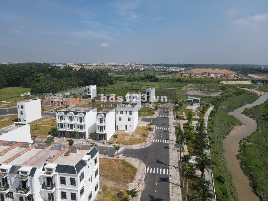 Cần bán đất thích hợp kinh doanh, mở văn phòng trong khu nhà ở Vietsing Phú Chánh