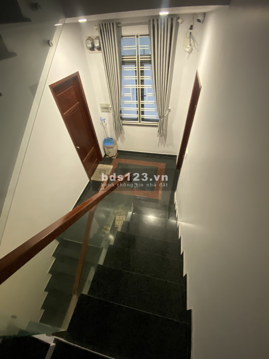 Bán gấp nhà chính chủ Trần Bình Trọng, Q5, 18 tỷ có thương lượng. LH 0935676698