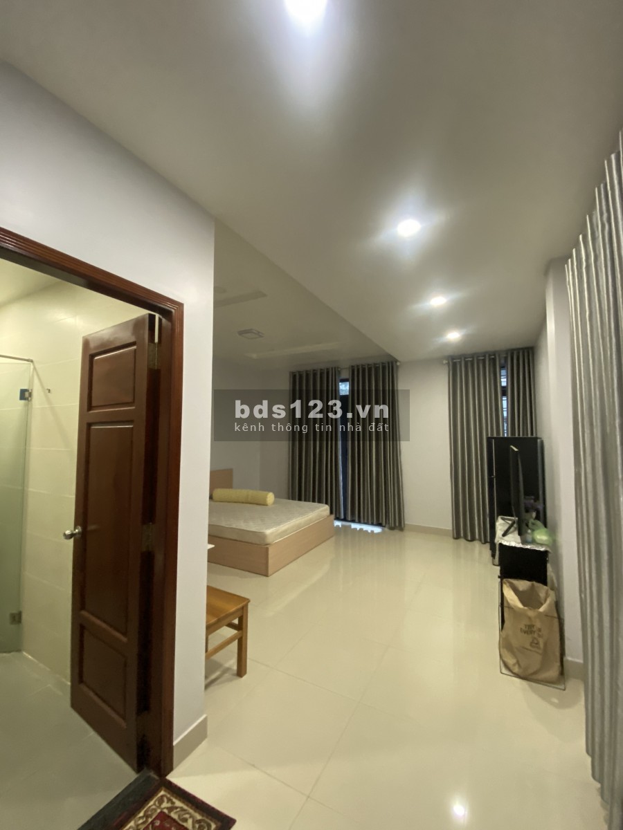 Bán gấp nhà chính chủ Trần Bình Trọng, Q5, 18 tỷ có thương lượng. LH 0935676698