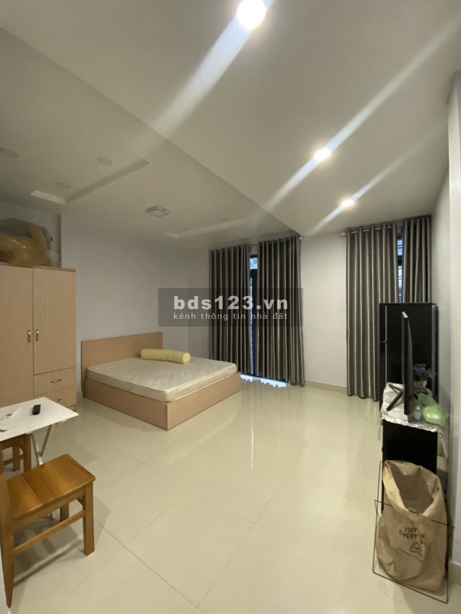 Bán gấp nhà chính chủ Trần Bình Trọng, Q5, 18 tỷ có thương lượng. LH 0935676698