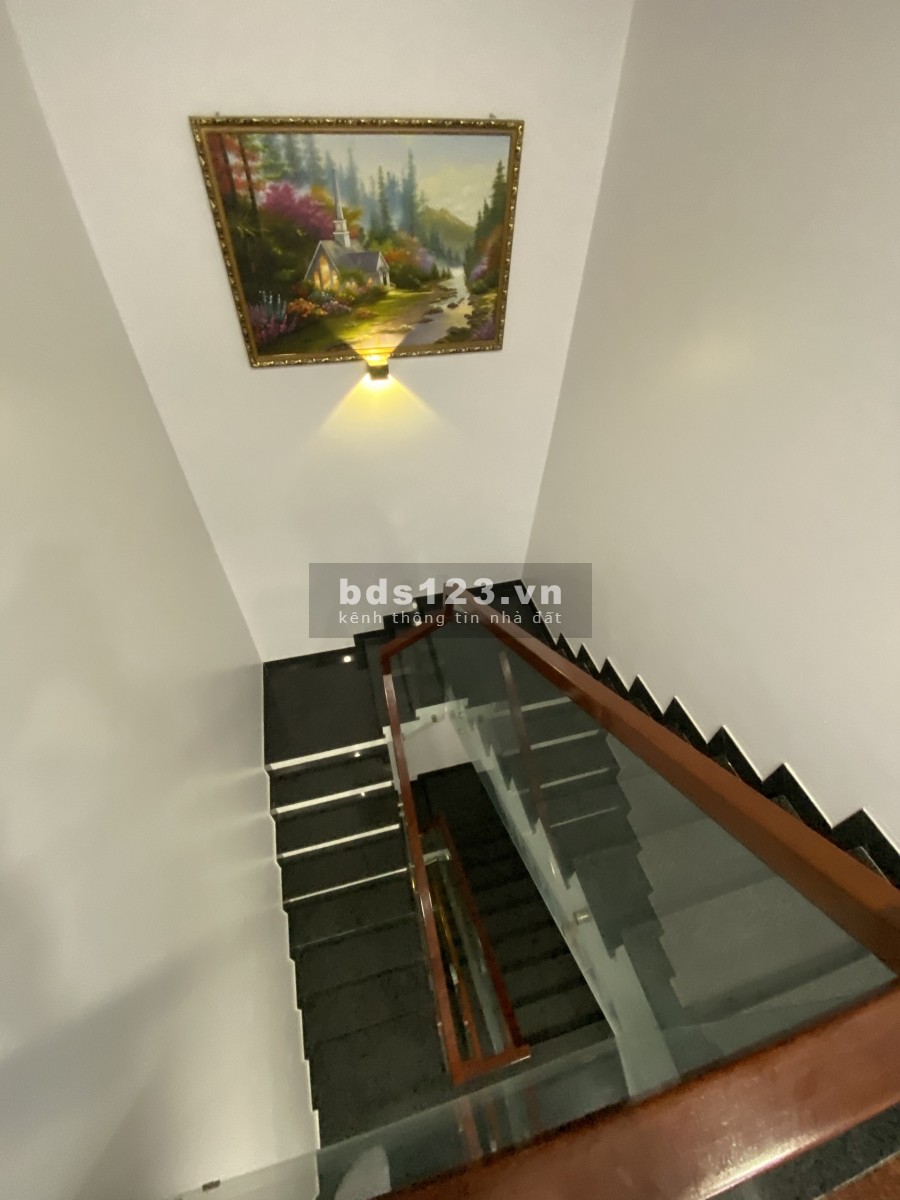 Bán gấp nhà chính chủ Trần Bình Trọng, Q5, 18 tỷ có thương lượng. LH 0935676698