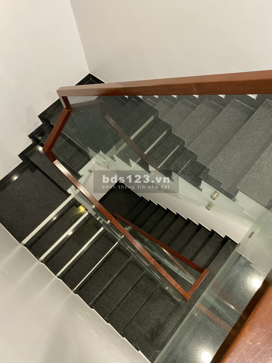Bán gấp nhà chính chủ Trần Bình Trọng, Q5, 18 tỷ có thương lượng. LH 0935676698