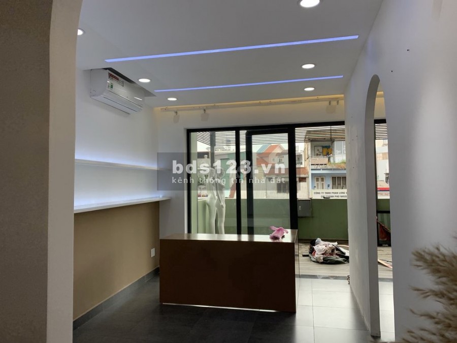 Cho thuê MT Hoàng Văn Thụ p 15, PN dt 8*20m2 1 trệt 2 lầu 1 sân thượng Nhà suốt không có phòng
