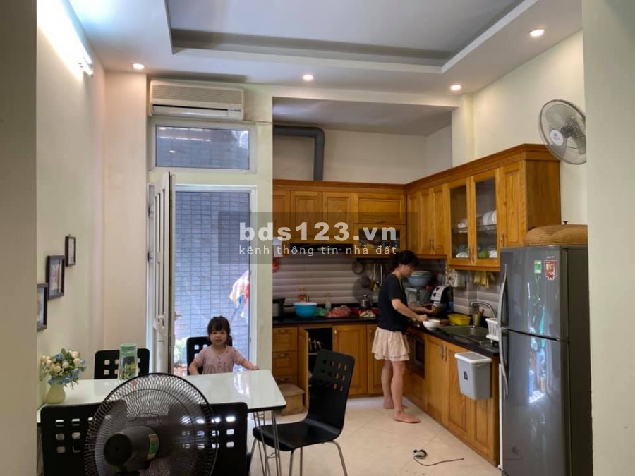 Bán nhà Tây Hồ, ngõ 3 gác ra vào, an sinh tốt, dt 44m2, 4 tầng, giá 5.5 tỷ