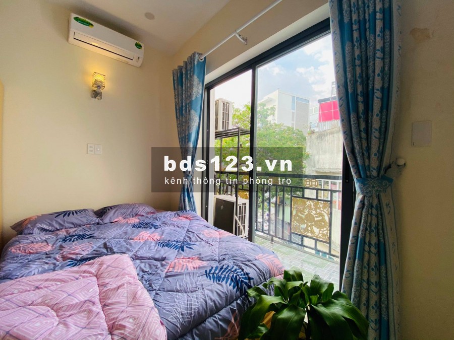 Căn hộ mới có sẵn đầy đủ nội thất, ban công rộng, bao thoáng mát