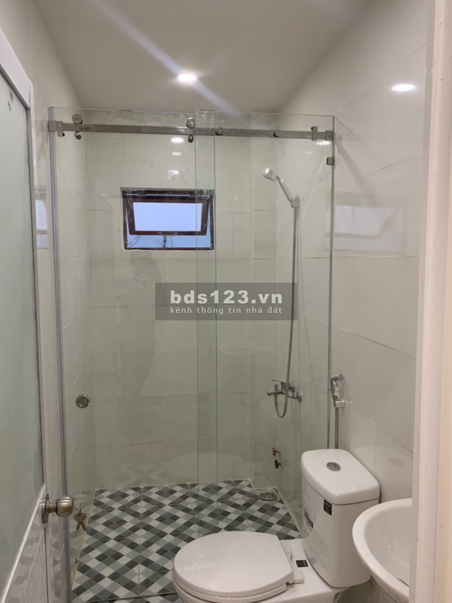 Nhà 3 tầng, cách vài căn ra mặt tiền Đồng Đen, Bàu Cát, giá 6,7 tỷ