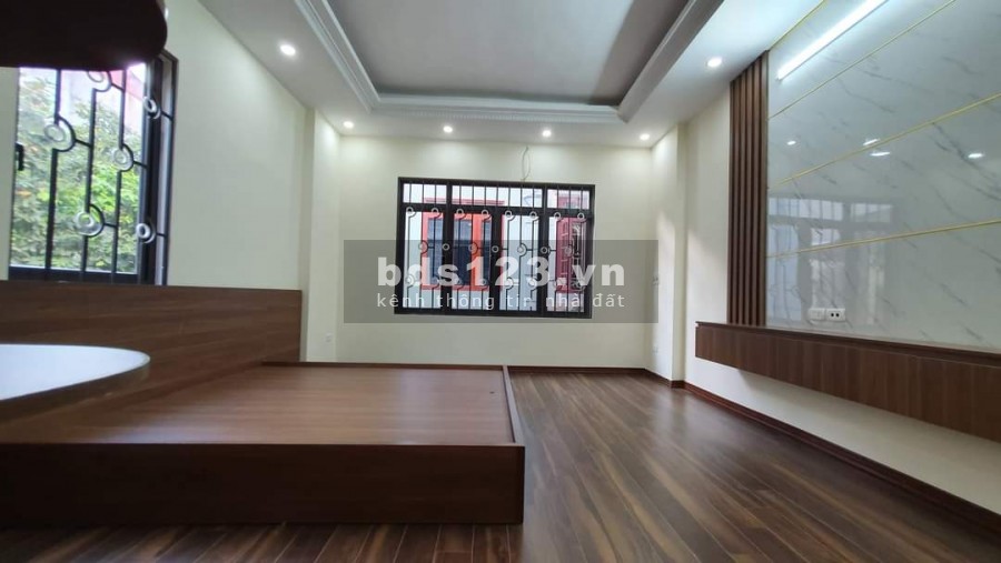 Bán nhà phố Trạm, Cổ Linh ngõ sạch văn minh, ô tô đổ cửa, dt 34m2, giá bán 2.7 tỷ