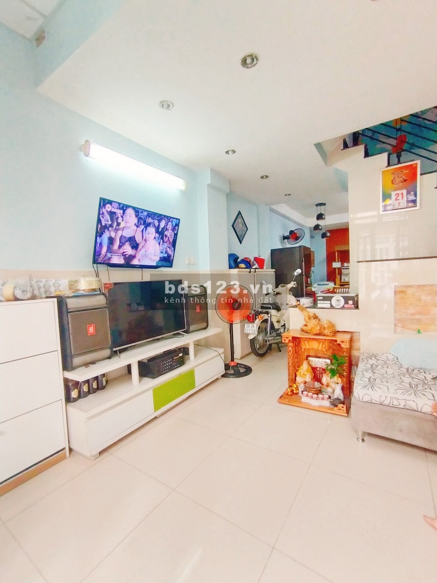 Hàng ngộp cần bán nguyên căn 46m2, 3 tầng đúc, dt 46m2, sát Aeon Mall lh 0886880910