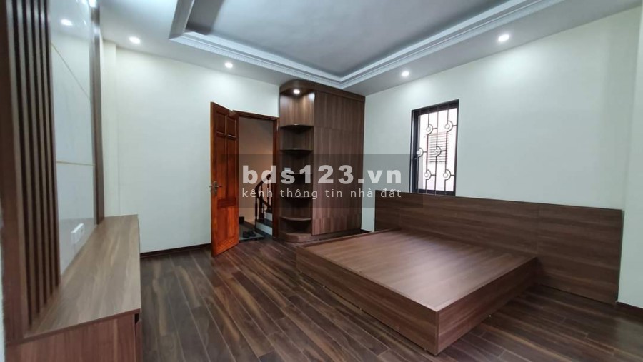Bán nhà phố Trạm, Cổ Linh ngõ sạch văn minh, ô tô đổ cửa, dt 34m2, giá bán 2.7 tỷ