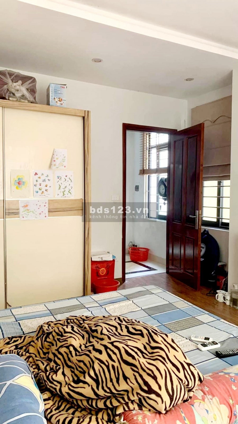 Bán gấp nhà dt 37m2 lô góc phố Giáp Bát. ngõ trước nhà 2.5m
