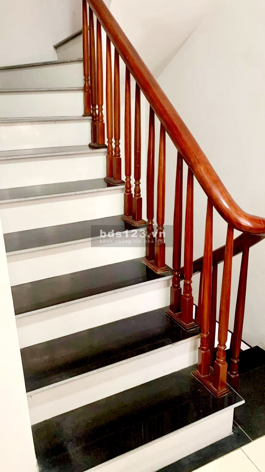 Bán gấp nhà dt 37m2 lô góc phố Giáp Bát. ngõ trước nhà 2.5m