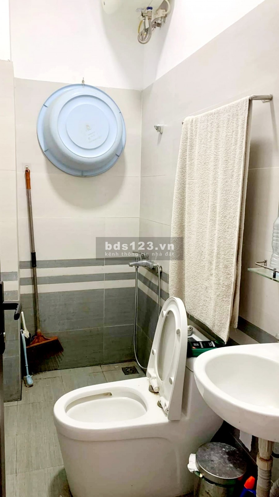 Bán gấp nhà dt 37m2 lô góc phố Giáp Bát. ngõ trước nhà 2.5m