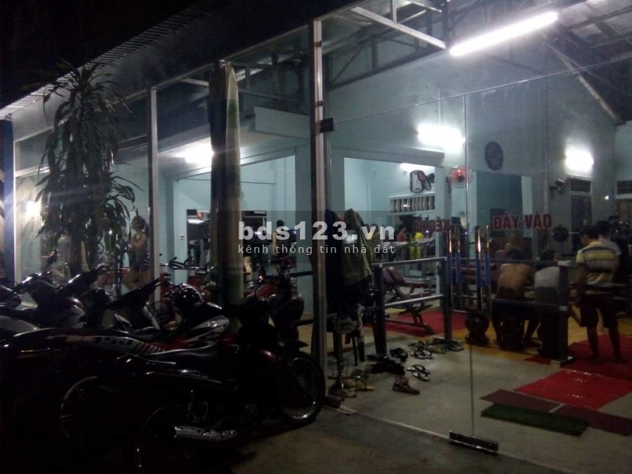 Cho thuê mặt bằng QL1A, có sẵn nhà và mặt tiền kính cường lực