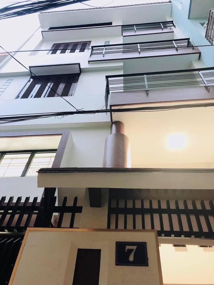 Bán Nhà Ngõ 898 Đường Láng, Đống Đa DT 38m2, 5 tầng đúc kiên có, giá 3 tỷ.