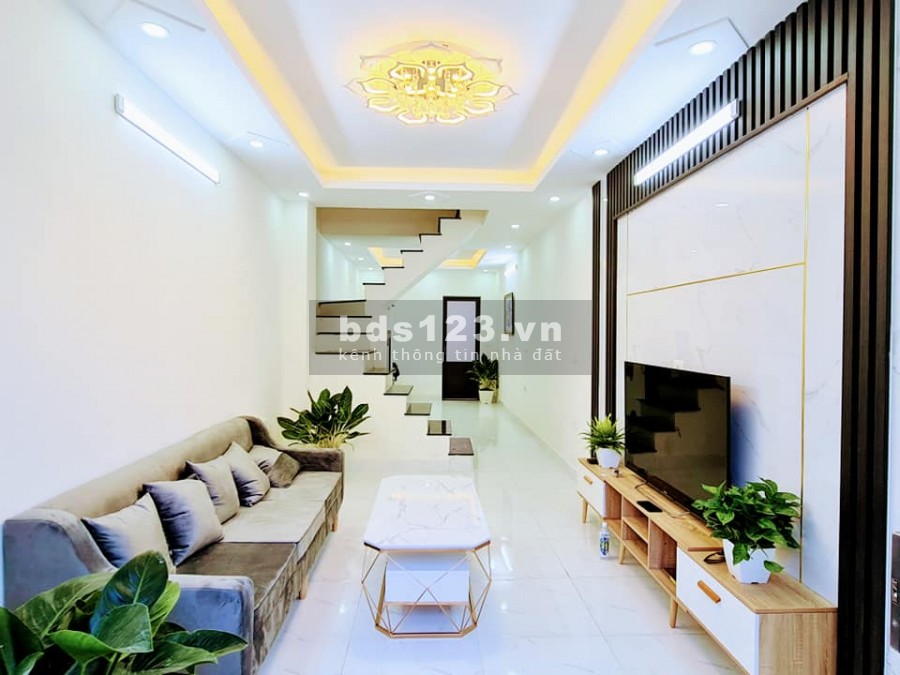 Nhà Lĩnh Nam, dt 30m2, ngõ ba gác, an sinh đỉnh, giá bán 2.7 tỷ, có lộc cho gia chủ