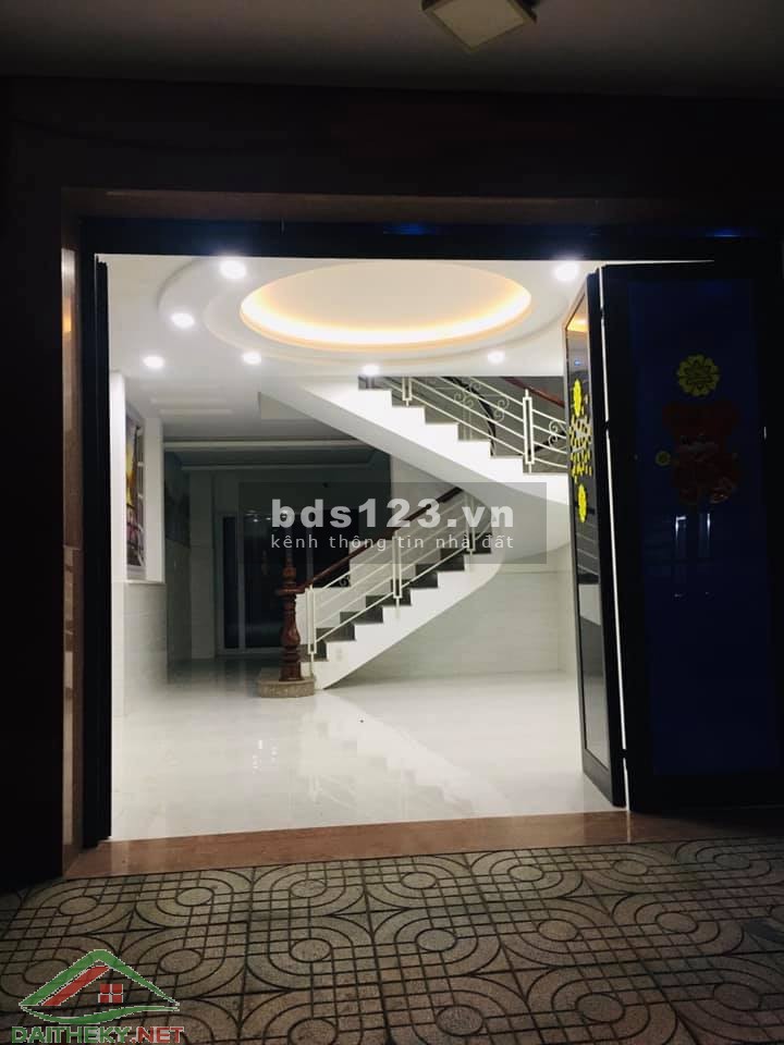 Bán nhà đường Hoàng Quốc Việt 4 tầng, mặt tiền Vip, chủ nhiệt bán, khu an ninh