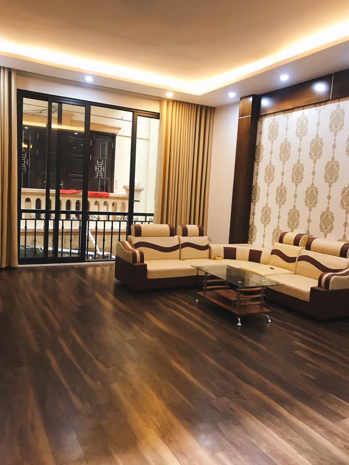 Hoàng Quốc Việt, DT 50m2 x 5T, MT 4.3m, 8.8 tỷ. Ô tô vào nhà, Ở và KD đẹp.