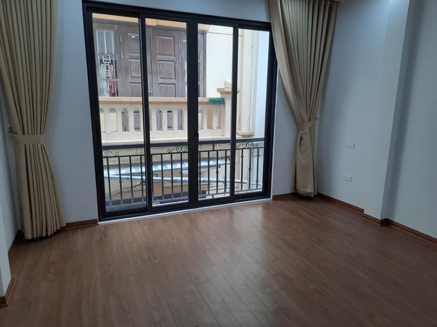 Hoàng Quốc Việt, DT 50m2 x 5T, MT 4.3m, 8.8 tỷ. Ô tô vào nhà, Ở và KD đẹp.