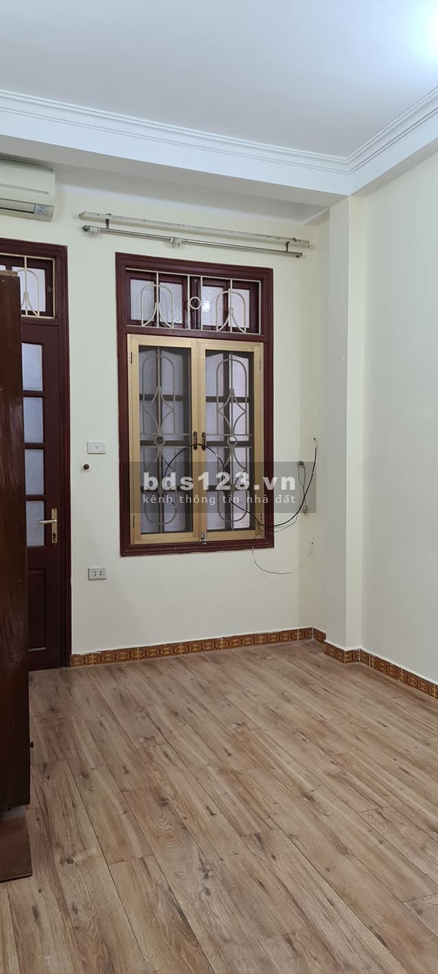 Nhà đẹp Lạc Long Quân, dt 32m2, ô tô đổ cửa, 2 mặt thoáng trước sau, giá 3.95 tỷ