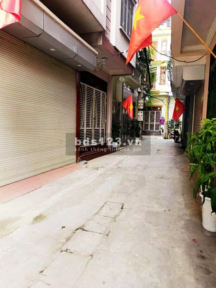 Ô tô đỗ cửa nhà đẹp dân xây kiên cố chắc chắn , 50m 4 tầng mặt tiên 4m 5 tỷ 2 phố Tư Đình