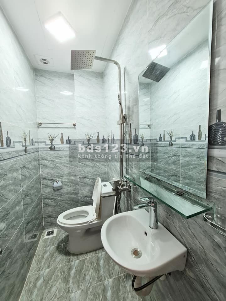 Nhà Lĩnh Nam, dt 30m2, ngõ ba gác, an sinh đỉnh, giá bán 2.7 tỷ, có lộc cho gia chủ