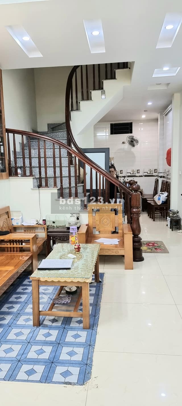 Bán nhà nguyên căn Tây Hồ Lạc Long Quân ô tô vào nhà giá 5.6 tỷ phân lô
