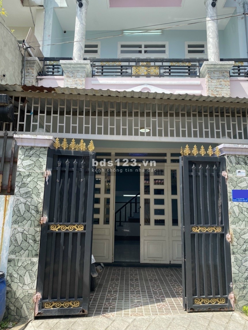 Bán gấp nhà ngã ba cây Lơn Đông Hòa, Dĩ An, giá 3.8 tỷ, lh 0984335359