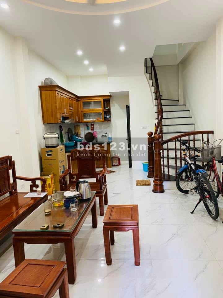 Bán đảo Linh Đàm - Ô tô 4 chỗ vào nhà -Ngõ nông, thông,rộng.
