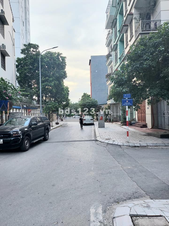 Bán nhà nguyên căn Tây Hồ Lạc Long Quân ô tô vào nhà giá 5.6 tỷ phân lô