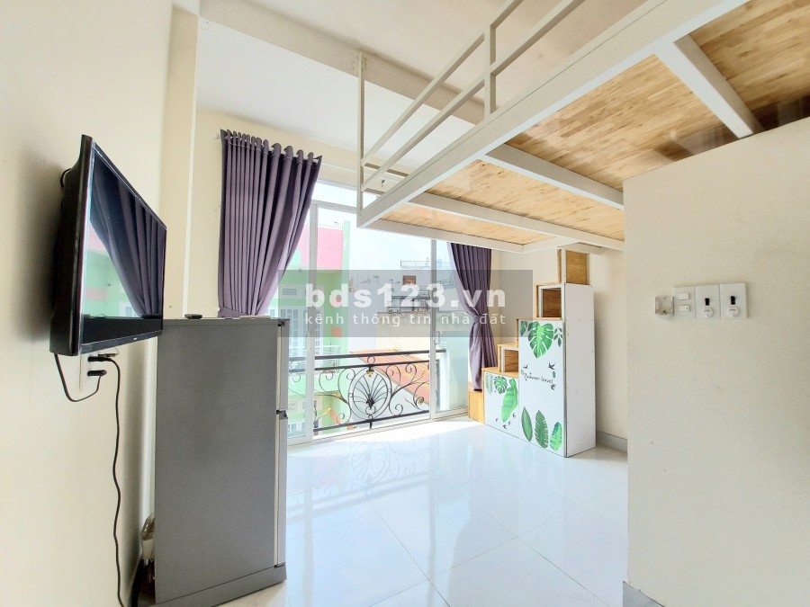 Căn hộ ban công, gác lửng còn mới nguyên gần cầu Lê Văn. Sỹ, giá 5.2 triệu/tháng