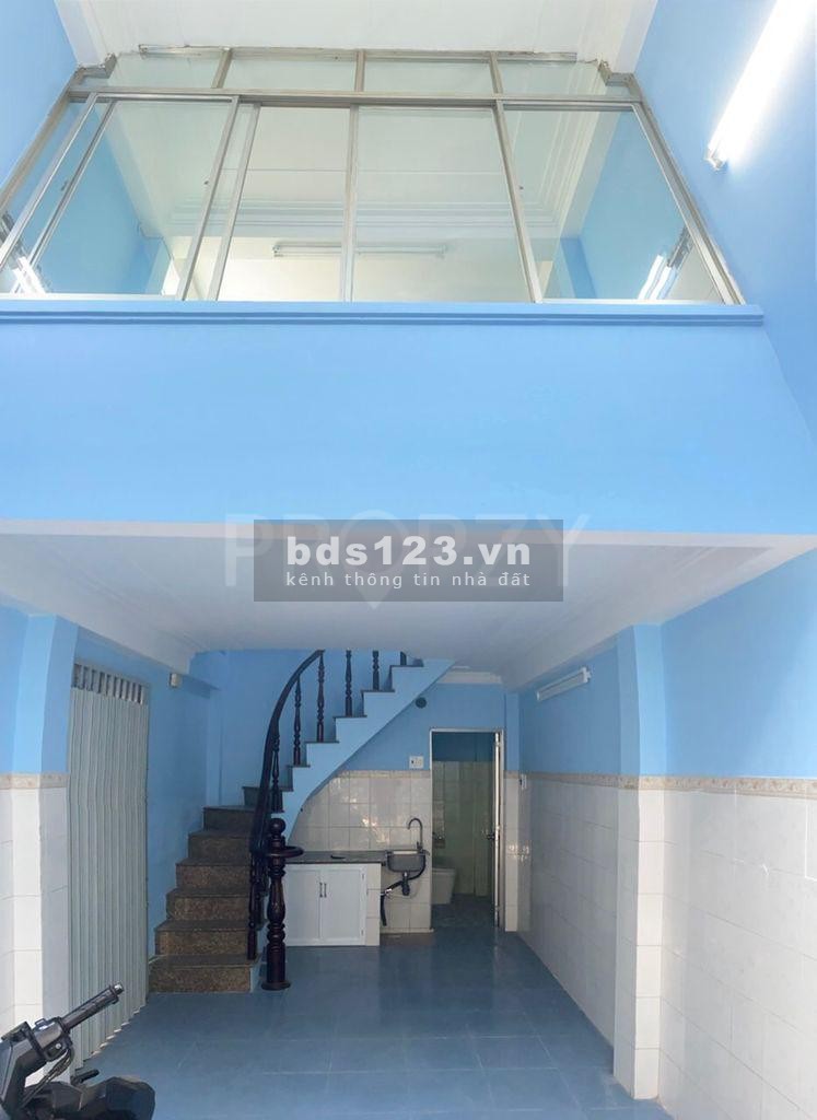Nhà đường Cách Mạng Tháng 8, Quận 3, diện tích 3.2x10m, 5pn, 15tr giảm 12tr