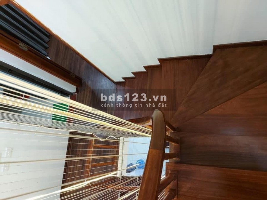 Chính chủ bán gấp Hoàng Ngân, dt 42m2, 5 tanafg, mt 4m, lô góc kinh doanh, hơn 3 tỷ
