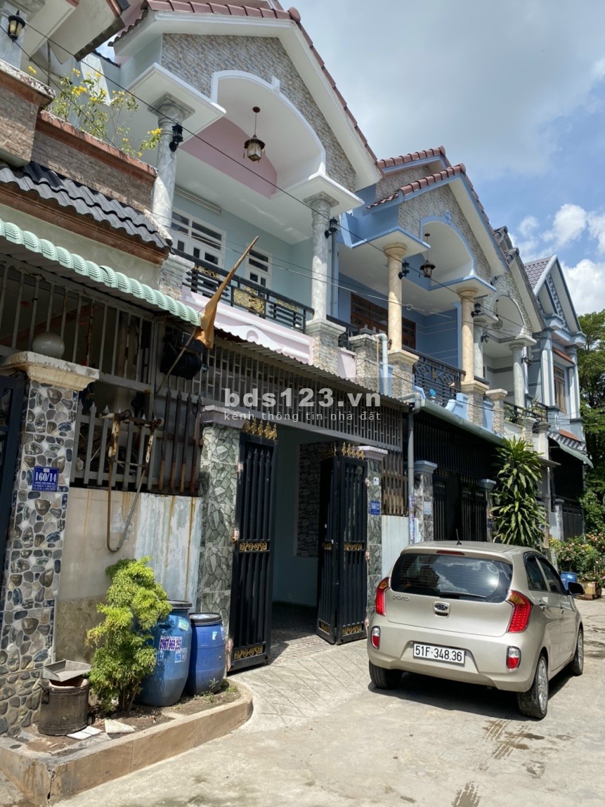 Bán gấp nhà ngã ba cây Lơn Đông Hòa, Dĩ An, giá 3.8 tỷ, lh 0984335359