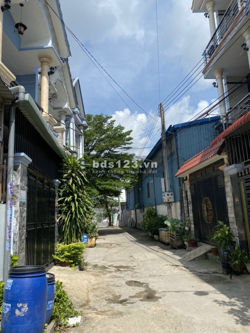 Bán gấp nhà ngã ba cây Lơn Đông Hòa, Dĩ An, giá 3.8 tỷ, lh 0984335359