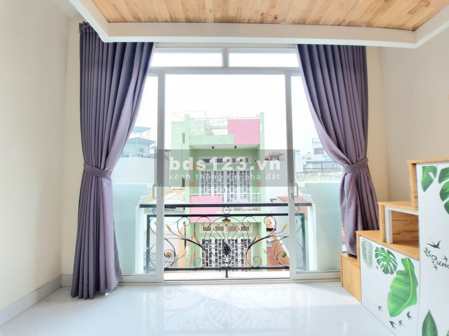 Căn hộ ban công, gác lửng còn mới nguyên gần cầu Lê Văn. Sỹ, giá 5.2 triệu/tháng