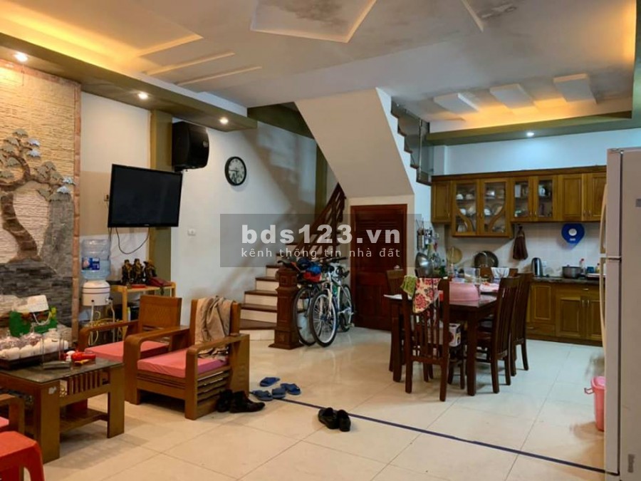 Nhà đẹp cần bán - phố Hồng Tiến, ngõ thông ra hồ bồ đề, ô tô đỗ cửa , 76m2, mặt tiền 3,8m, 4.95 tỷ.