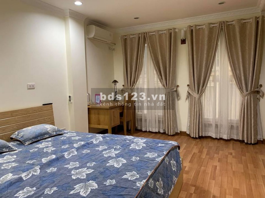 Nhà đẹp cần bán - phố Hồng Tiến, ngõ thông ra hồ bồ đề, ô tô đỗ cửa , 76m2, mặt tiền 3,8m, 4.95 tỷ.
