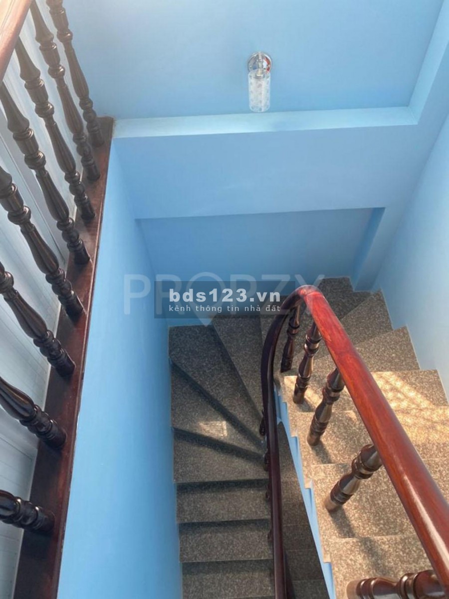 Nhà đường Cách Mạng Tháng 8, Quận 3, diện tích 3.2x10m, 5pn, 15tr giảm 12tr